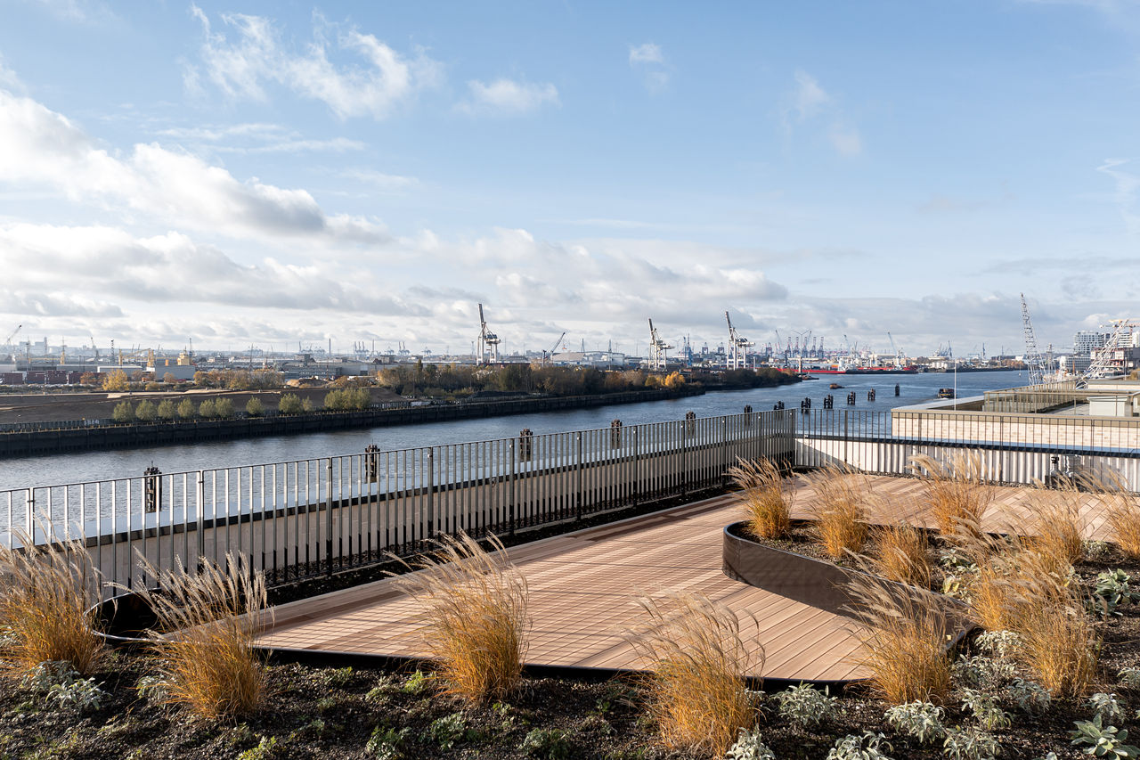 2 luxury apartment houses near the Elbe river.